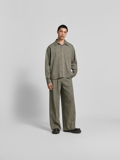 Männermodel trägt Wide Fit Stoffhose aus Viskose-Mix von WON HUNDRED in Grau mit Bügelfalten, Gesäßtaschen, Ganzkörperansicht von vorne.