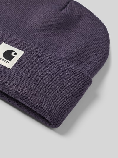 Produktfoto, violette Beanie mit weißem Label-Patch, grobe Strickstruktur, breite Krempe, Beanie mit Label-Patch Modell 'Ashley' von Carhartt Work In Progress, Damen Beanie