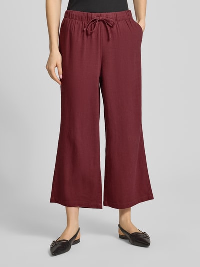Frauenmodel trägt Weite Hose aus Viskose-Leinen-Mix Modell 'GOA' von Only, Optik: Unifarben, Passform: Wide Leg, Tunnelzug, elastischer Bund, seitliche Eingrifftaschen, Ganzkörperansicht von vorne.