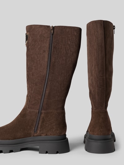 Produktfoto, Stiefel aus Leder mit Label-Applikation Modell 'KIMMEL' von Blauer USA in Dunkelbraun mit Reißverschluss, abgerundeter Spitze, Blockabsatz, strukturierte Oberfläche, Schafthöhe 37 cm, Schaftweite 19 cm, Absatzhöhe 4 cm.
