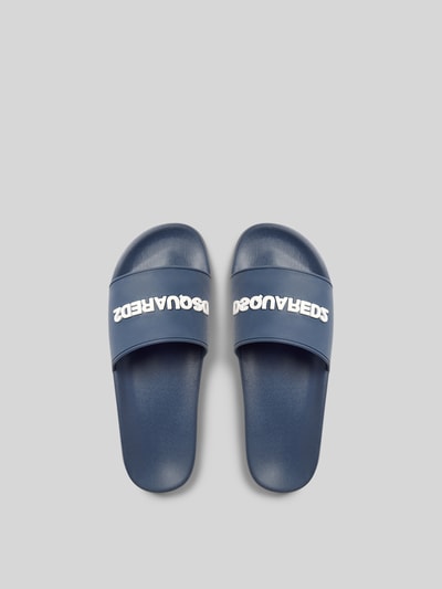 Produktfoto, Slides mit Label-Detail von Dsquared2 für Herren in Dunkelblau, abgerundete Form, offene Ferse, glatte Sohle, Absatzhöhe 3 cm