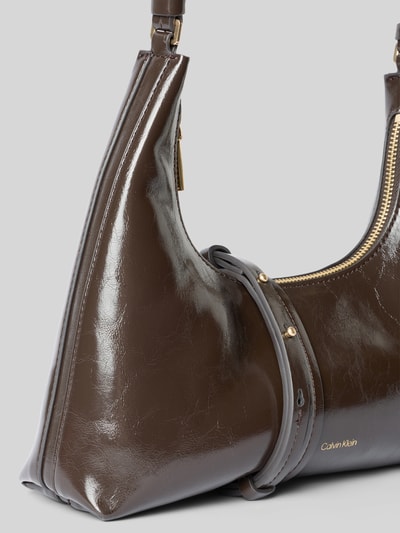 Produktfoto, Shopper mit Label-Detail von CK Calvin Klein in dunklem Braun, glänzende Oberfläche, goldene Reißverschlussdetails, Damen Shopper von CK Calvin Klein