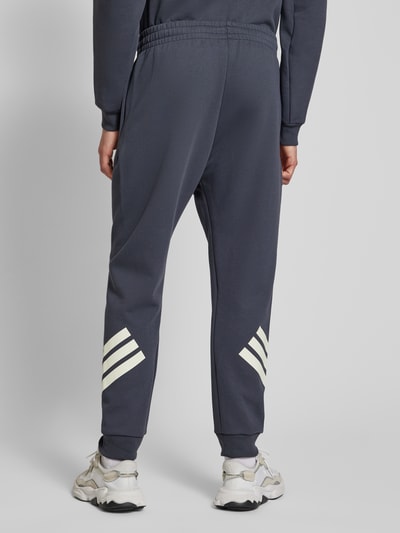 ADIDAS SPORTSWEAR Relaxed Fit Sweatpants mit Logo- und Star Wars®-Print Anthrazit 5