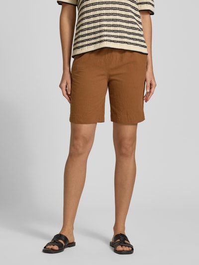 Frauenmodel trägt Shorts mit elastischem Bund Modell 'Cissie' von Soyaconcept aus Reine Baumwolle, Regular-Fit, Ganzkörperansicht von vorne.