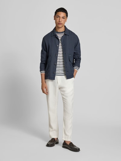 Männermodel trägt Longsleeve aus Leinen-Mix von Closed in Strick-Optik, Regular-Fit, gestreift, Rundhalsausschnitt, Ganzkörperansicht von vorne.