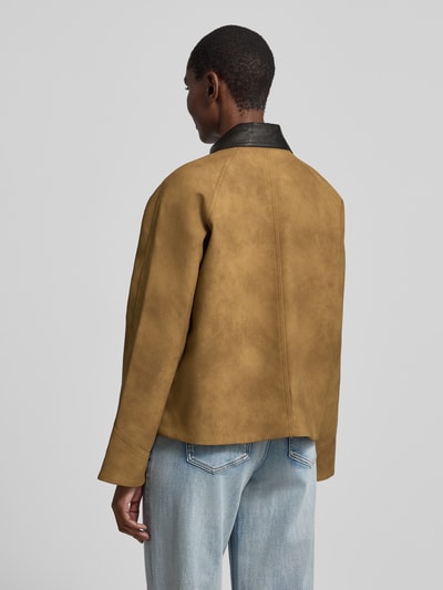 Frauenmodel trägt Regular Fit Jacke mit Umlegekragen Modell 'Wilhelmina' von STAND STUDIO in Leder-Optik, Rückansicht, mittlere Farben, sichtbare aufgesetzte Taschen, durchgehende Knopfleiste, Textur matt, Kontext: Damenjacke Maße Größe 36. Ganzkörperansicht Rückansicht.