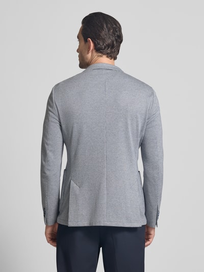 Męski model nosi Regular Fit Blazer mit Zierstein von HECHTER PARIS, mieszanka bawełny, kolor szary, nakładane kieszenie, długość tyłu 73 cm, szerokość w rozmiarze 50: 48 cm, długość rękawów 68 cm, żakiet zapinany na 2 guziki, kołnierz z połami, widok całej sylwetki z tyłu
