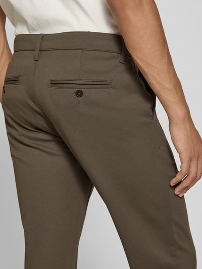 Männermodel trägt Slim Fit Chino aus Viskose-Mix Modell 'MARK' von ONLY in Braun mit glatter Textur, Nahaufnahme Rückansicht, Herren Chino von ONLY & SONS.