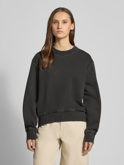 Modelka nosi Relaxed Fit Sweatshirt mit Rundhalsausschnitt od G-Star Raw z bawełny, wydłużony tył, widok całej sylwetki z przodu.