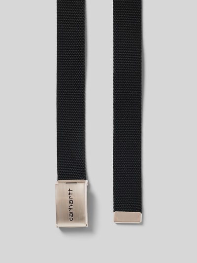 Productfoto, zwarte structuurpatroon riem met logodetail, Model 'Chrome' van Carhartt Work In Progress, clipsluiting, breedte 3 cm