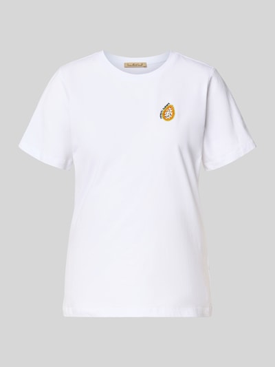 Produktfoto, T-Shirt mit Perlen und Rundhalsausschnitt von Smith and Soul aus reiner Baumwolle, Regular Fit, weiß, kleines Motiv mit Perlen, glatte Textur, Rückenlänge Größe S 60 cm