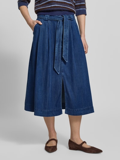 Frauenmodel trägt Jeansrock mit Bindegürtel Modell 'Koda' von MOS MOSH aus Lyocell, A-Linie, Midirock, Gehschlitz, Ganzkörperansicht von vorne.
