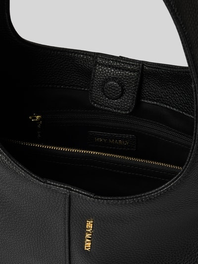 Productfoto, Handtasche met label-detail model 'Alltime Lover M' van Hey Marly, zwart, structuurleer, hoofdvak met ritssluiting, binnenvak met rits, draaghengsel, afmetingen 31x25x12 cm, schouderriem 55 cm