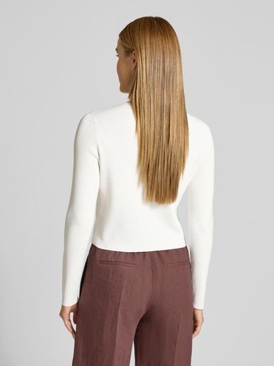 Modelka nosi Slim Fit Cardigan aus Viskose-Mix Modell 'Velda' od Ted Baker, imitacja dzianiny, z długim rękawem, okrągły dekolt, listwa guzikowa, długość tyłu w rozmiarze 36: 47 cm, długość rękawów w rozmiarze 36: 63 cm, mieszanka wiskozy, widok całej sylwetki z tyłu.