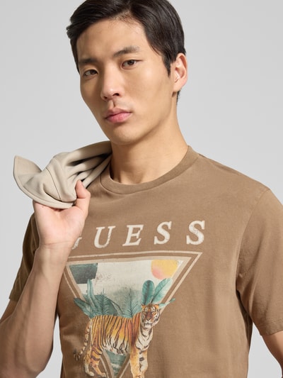 Mannenmodel draagt T-shirt met Motiv-Print Modell 'TIGER SPIRIT' van Guess, katoen, regular fit, ronde hals, korte mouw, labeldetails, Nahaufnahme bovenlichaam.