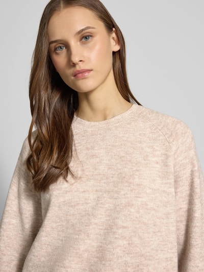 Frauenmodel trägt Oversized Strickpullover mit 3/4-Arm Modell 'SIMONI' von ONLY, Optik: Unifarben, Strickoptik, Melange, Nahaufnahme Oberkörper.