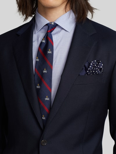 Mannenmodel draagt Regular Fit Businesshemd uit zuivere katoen van Polo Ralph Lauren, effen blauw, kentkraag, lange mouw, knoopsluiting, logo-stiksel, verstelbare manchetten, detailopname bovenlichaam.