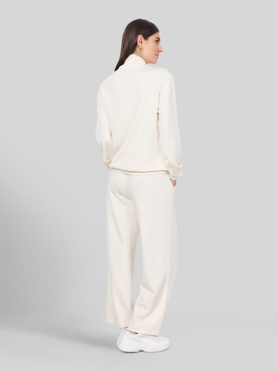 Männermodel trägt spodnie dresowe 'Sweatpants in verkürzter Passform' von Soyaconcept, Mieszanka materiałów z modalu, prosty krój, jednokolorowy, skrócony fason, elastyczny pas z tunelem, wpuszczane kieszenie boczne, kolor jasny, matowa tekstura, Ganzkörperansicht Rückansicht.