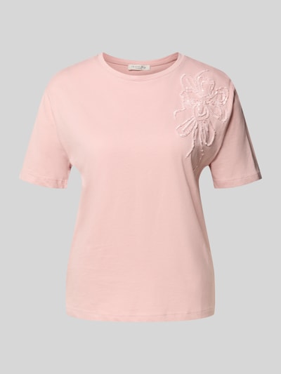 Produktfoto, Regular Fit T-Shirt aus reiner Baumwolle mit Blumen-Applikation von Christian Berg Woman, rosa, Pailletten auf Schulter, Rundhalsausschnitt, kurzärmelig, überschnittene Schultern, Rückenlänge 54 cm.