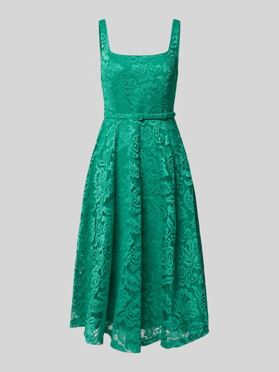 Produktfoto, Knielanges Kleid mit Allover-Spitzen-Besatz von Rinascimento in Grün, taillierte und ausgestellte Passform, ärmellos, mit Gürtel, detailreiche Spitzenstruktur, elastischer Materialmix