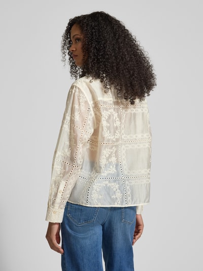 Männermodel trägt Regular Fit Bluse mit Lochstickerei von Jake*s Collection, beżowy kolor, haftowane wzory, kołnierzyk koszulowy, guzik, długość tyłu 63 cm, długość rękawa 60 cm, krój regular fit, widoczna tekstura materiału, widok całej sylwetki z tyłu.