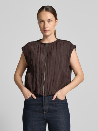 Vrouwenmodel draagt Boxy Fit bodywarmer uit viscosemix model 'Werina' van OPUS in donkerbruin, lichte kreuktextuur, Nahaufnahme Oberkörper.