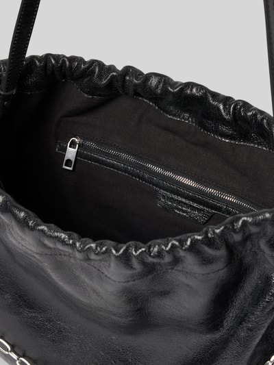 Produktfoto, schwarzer Pouch mit Raffungen Modell 'Lya' von LIEBESKIND BERLIN mit Hauptfach, Tunnelzug, Reißverschlussfach und Schulterriemen
