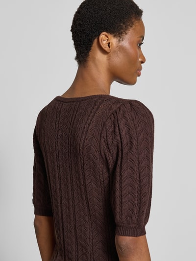 Frauenmodel trägt Pullover aus Viskose-Mix in Strick-Optik Modell 'Clarry' von FREE/QUENT, braun, semitransparent, Rückenansicht, Detailaufnahme. Taillierte Passform, 1/2-Arm, V-Ausschnitt, elastische Abschlüsse, angenehme Textur.