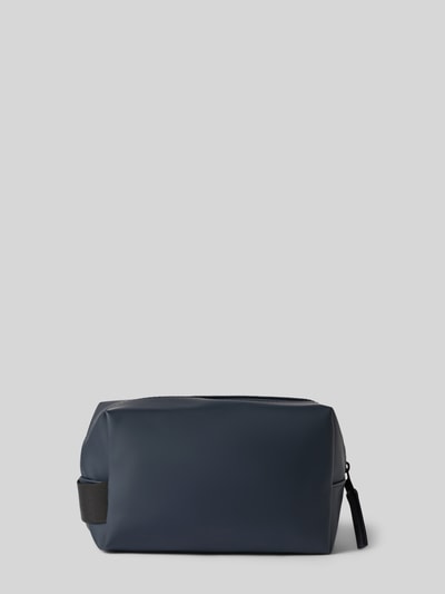 Produktfoto, Wash Bag mit Logo-Detail von Rains in Dunkelblau, glatte Oberfläche, Reißverschluss, Trageriemen, rechteckige Form, Herren Wash Bag, Hauptfach, Innensteckfach, Maße 20x14x11 cm, Schulterriemen 14 cm