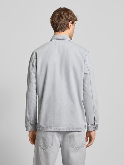 Männermodel trägt Regular Fit Hemdjacke aus reiner Baumwolle von Marc O'Polo Denim in Denim-Optik mit Umlegekragen, Rückansicht Ganzkörperansicht.