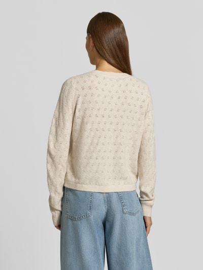 Vrouwenmodel draagt Regular Fit gebreid jack met eenrijige knoopsluiting model 'DOFFY' van VERO MODA in crème, structuurpatroon, Dames, volledige achterkant.