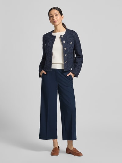 Frauenmodel trägt Stoffhose mit weitem Bein und Bügelfalten von Betty Barclay in Dunkelblau, Material-Mix mit Stretch, Ganzkörperansicht von vorne.