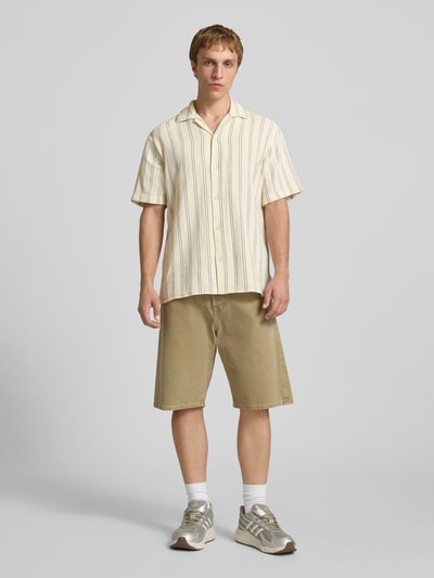 Männermodel trägt Regular Fit Freizeithemd mit Strukturmuster Modell 'COBA' von Jack & Jones in Beige mit Reverskragen und Knopfleiste, Baumwoll-Mix, Ganzkörperansicht von vorne.