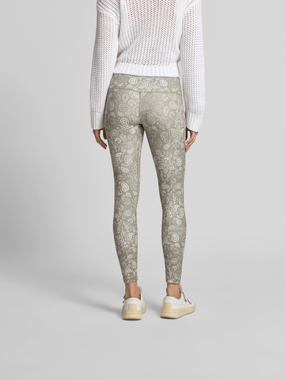 Frauenmodel trägt Leggins mit Allover-Paisley-Print von Juvia aus Elastischer-Material-Mix, Slim-Fit, breiter Bund, Knöchellänge, Ganzkörperansicht Rückansicht.