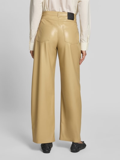 Nanushka Straight Fit Hose in Leder-Optik Beige 5