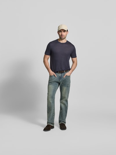 Männermodel trägt Regular Fit T-Shirt aus reinen Leinen von Officine Générale in Semitransparenz, Rundhalsausschnitt, Kurzärmelig, Ganzkörperansicht von vorne.