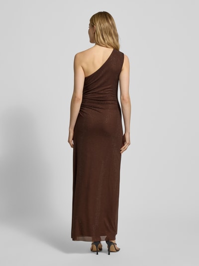 Frauenmodel trägt One-Shoulder-Kleid mit Ziersteinbesatz Modell 'Audrina' von Forever New, figurbetonter Schnitt, Material-Mix mit Stretch-Anteil, Maxikleid, Rückenlänge 150 cm, Rückenansicht.