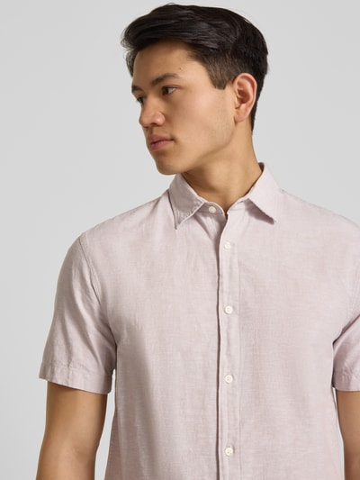 Männermodel trägt Regular Fit Freizeithemd aus Baumwoll-Leinen-Mix von Jack & Jones, hellrosa, Knopfleiste, Kentkragen, Nahaufnahme Oberkörper