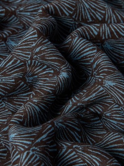 Produktfoto, Schal mit floralem Allover-Print von altea, Baumwoll-Mix mit Modal-Anteil, Rechteckige Passform, Fransenabschlüsse, dunkelbrauner Hintergrund mit hellblauem Floraler-Print, feine, weiche Textur, Breite 101 cm bei Größe 1.