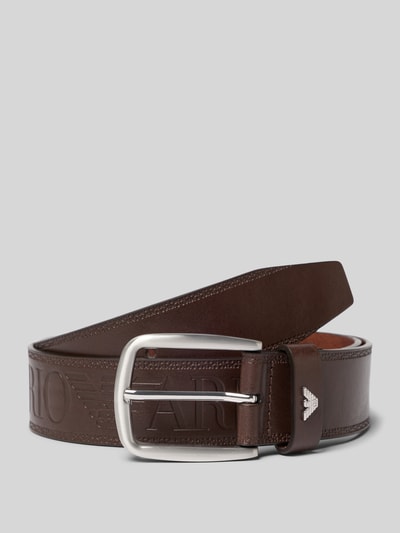 Produktfoto, Gürtel aus echtem Leder mit Strukturmuster von Emporio Armani in Dunkelbraun, silberne Dornschließe, Breite 4 cm, Logo-Detail.