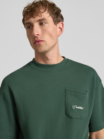 Männermodel trägt Herren T-Shirt mit Strukturmuster und Label-Stitching von PROHIBITED aus Reiner Baumwolle, Rundhalsausschnitt, Regular-Fit, Brusttasche, Nahaufnahme Oberkörper.