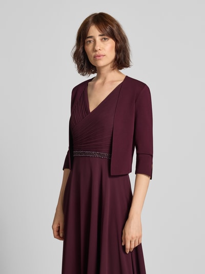 Vrouwenmodel draagt Regular fit bolero uit viscosemix van Vera Mont in donker paars, eenvoudige look, dames bolero, nahaufnahme bovenlichaam