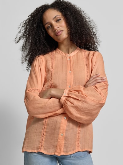 Kobiece model nosi Relaxed Fit Bluzka z perforowaniem od JAKE*S STUDIO WOMAN, stójka, długa listwa guzikowa, z długim rękawem, wykończone rękawy, długość tyłu 25 cm, długość rękawa 25 cm, widok na cały tułów z przodu.
