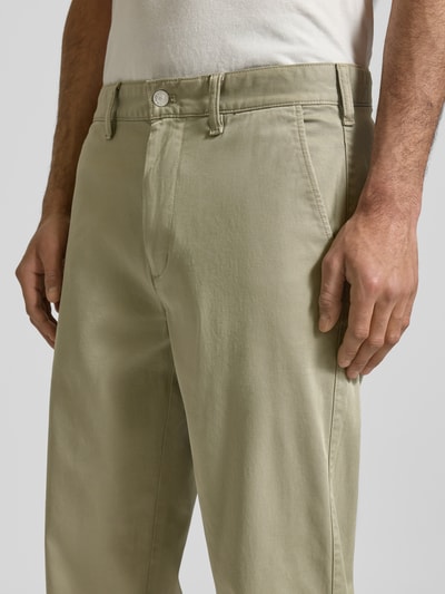 Mannenmodel draagt Tapered Chino uit katoenmix Model 'SONNY' van Tommy Jeans, look: effen, regular fit, twill, detailopname heupen.