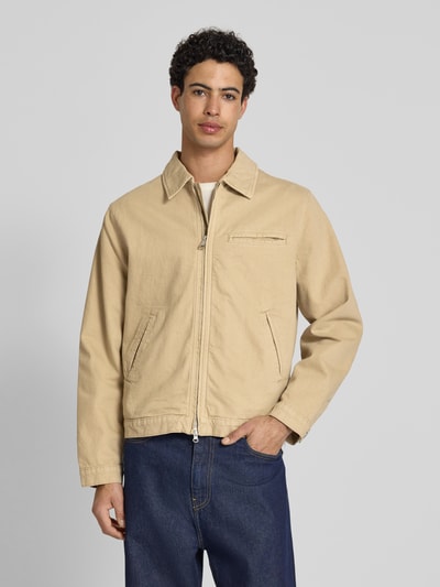 Mannenmodel draagt Jacke mit Zweiwege-Reißverschluss van Jack & Jones in beige, puur katoen, regular fit, platte kraag, geheel vooraanzicht
