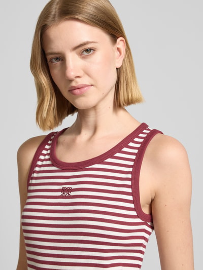 Frauenmodel trägt Regular Fit Tank Top aus Baumwoll-Mix von s.Oliver RED LABEL, Optik:Allover-Muster, Muster: Gestreift, Applikation: Stickerei, Rundhals, Trägerform: breite Träger, Materialverarbeitung: Ripp, Nahaufnahme Oberkörper