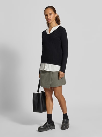 Vrouwenmodel draagt Longsleeve uit Viscosemix in Tricotlook van comma, nauwsluitende pasvorm, V-hals, contrastdetails, ruglengte 66 cm, mouwlengte 83 cm, Ganzkörperansicht von voren.