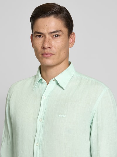 Männermodel trägt Regular Fit Freizeithemd aus reinem Leinen Modell 'RELEGANT' von BOSS Orange, Optik: Unifarben, Nahaufnahme Oberkörper.