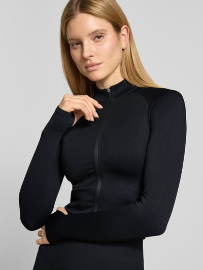 Vrouwenmodel draagt Slim Fit Jacke mit Zweiwege-Reißverschluss van aim'n, zwart, materiaalmix met stretch, opstaande kraag, nahaufnahme bovenlichaam