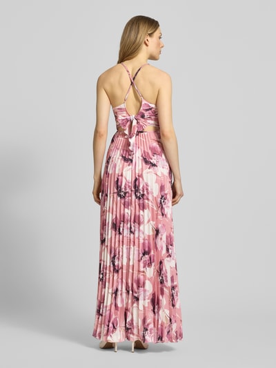 Frauenmodel trägt Regular Fit Abendkleid in Plissee-Optik von ADLYSH mit floraler Allover-Print, Rückenausschnitt, Spaghettiträger, taillierter Passform, Rückansicht Ganzkörperansicht.